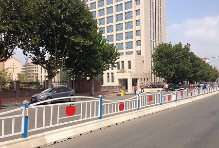 蘋(píng)果型特色市政護(hù)欄.jpg